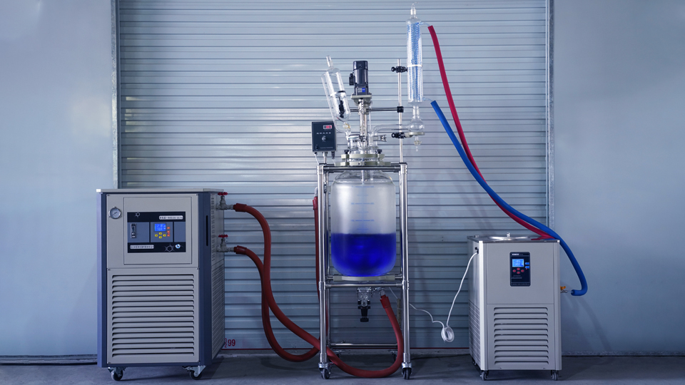 高低溫一體機+雙層玻璃反應釜+低溫冷卻液循環泵